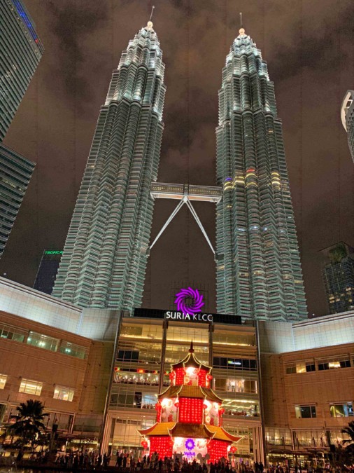 Shoppen direkt bei den Petronas Towers, Eingang zur Suria KLCC Mall