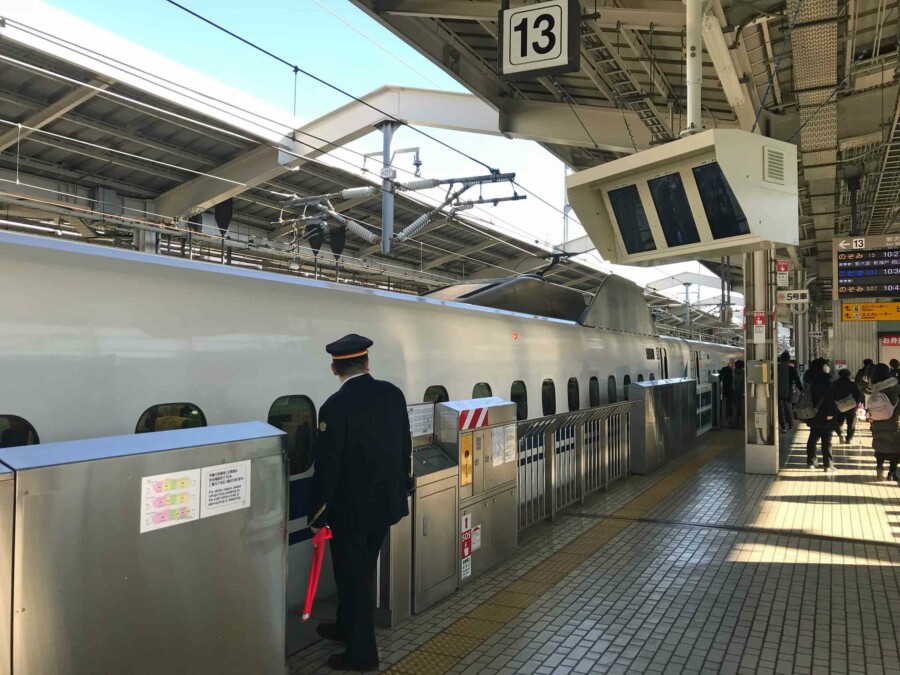 Tipps zur Fortbewegung in Japan mit dem Shinkansen: einfahrender Zug am Bahnhof Tokyo Station