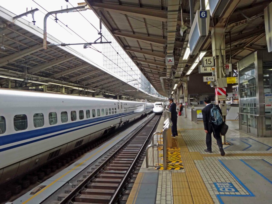 Tipps zur Fortbewegung in Japan mit dem Shinkansen: Einfahrt Zug am Bahnhof in Tokio