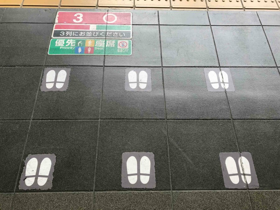 Tipps öffentliche Verkehrsmittel in Japan und zur Fortbewegung in Tokio und Anleitung vom Flughafen in die Stadt: Markierungen am Boden regeln das Ein- und Aussteigen in öffentliche Verkehrsmittel