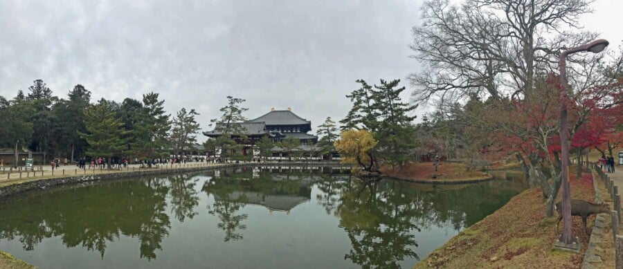 Top Ziele in Japan, interessante Orte & Sehenswürdigkeiten: Hauptattraktion im Nara Park sind der Todaij-ji Tempel und die größte bronzene Buddhastatue der Welt