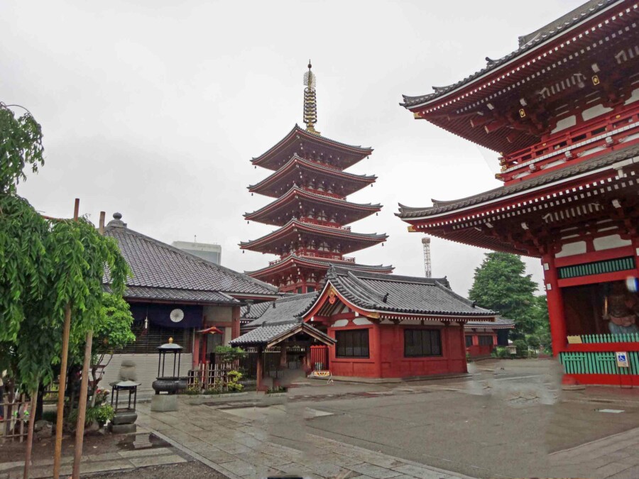 Der Asakusa Schrein ist neben dem buddhistischen Tempel Sensō-ji im Stadtteil Asakusa