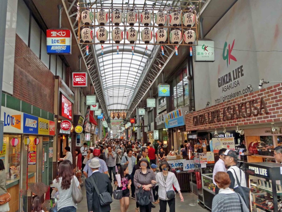 Das Ginza Life Asakusa ist ein Shoppingstraße, die zum Sensoji Temple im gleichen Stadtteil Asakusa führt