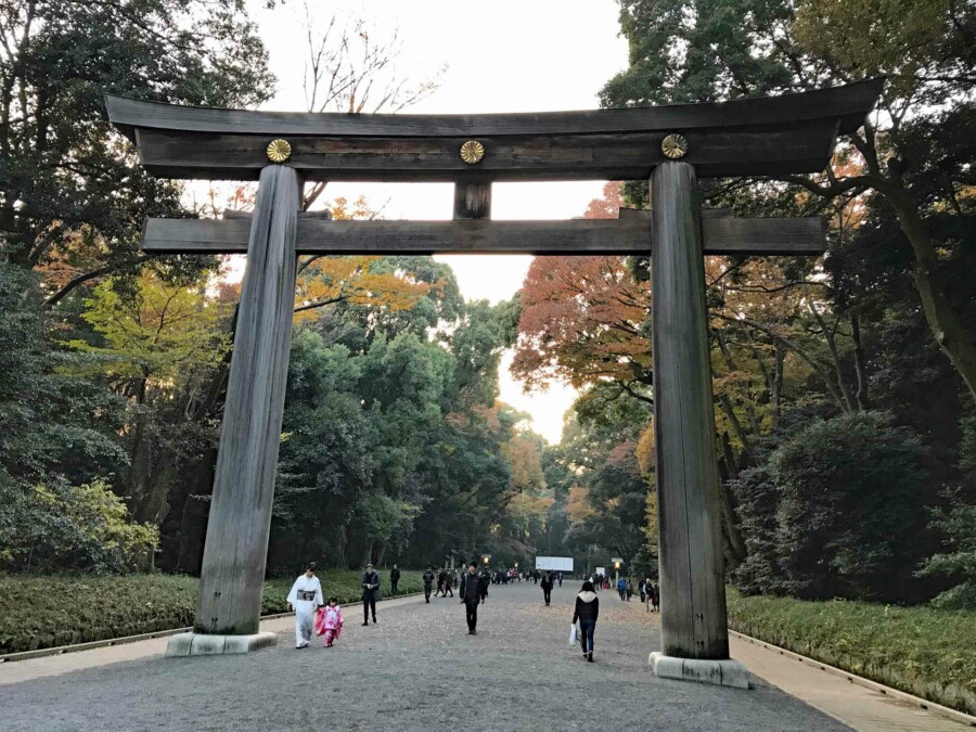 Sehendswürdigkeiten, Tipps & Highlights in Tokio: Die großen Tore sind typisch für den Meiji Jingu Gyoen Schrein
