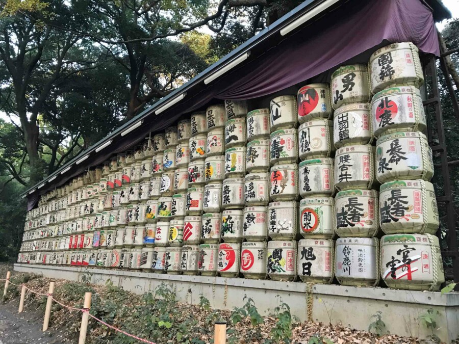 Am Eingang zum Park Meiji Jingu Gyoen findest Du die traditionellen Sake Fässer
