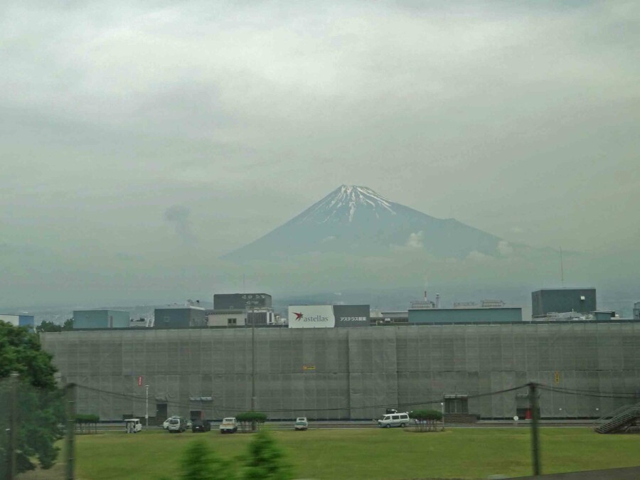 Sehenswürdigkeiten, Highlights & Tipps: Blick aus dem Shinkansen an der Shin-Fuji Station auf den Mount Fuji