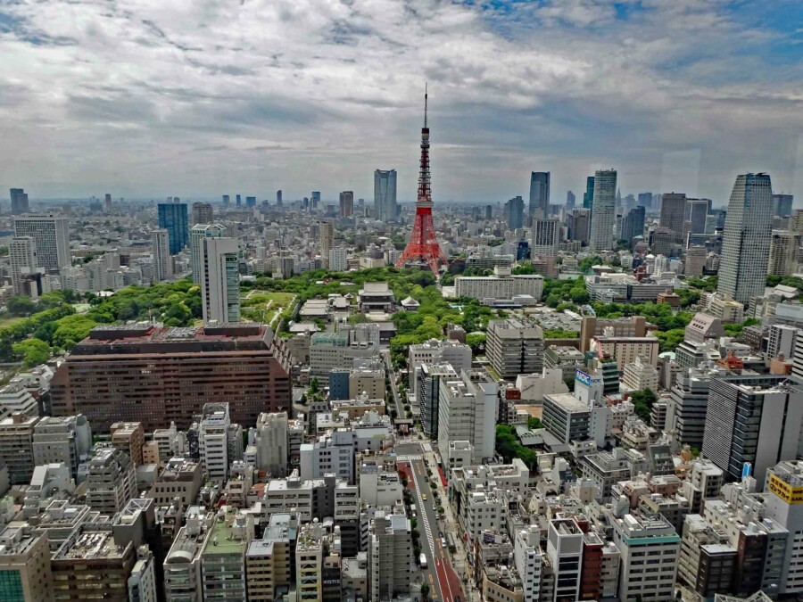 Blick auf den Roppongi Hills Mori Tower in Tokio: Tokio Sehenswürdigkeiten, Tipps und Highlights