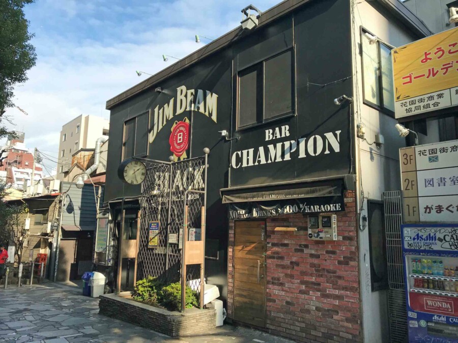 Karaoke hat seinen Ursprung in Japan und ist inzwischen auf der ganzen Welt beliebt, typische Karaoke Bar im Stadtteil Shinjuku