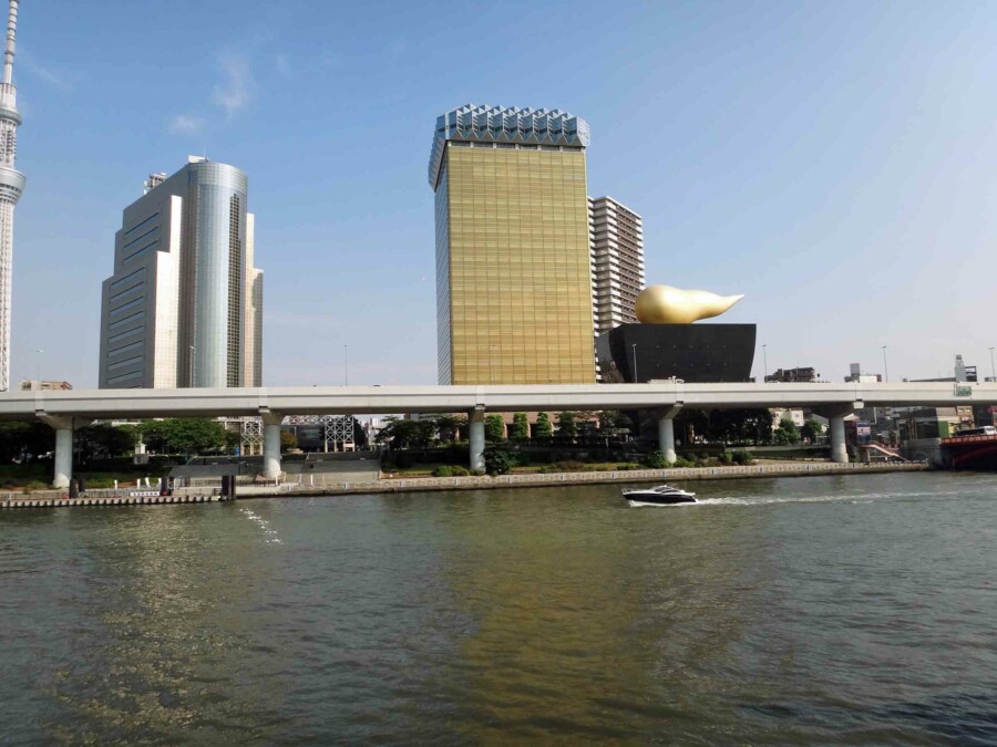 Tokio Sehenswürdigkeiten, Tipps & Highlights: Die berühmte goldene Flamme der Asahi Bier Fabrik am Sumida Fluss im Stadtteil Asakusa