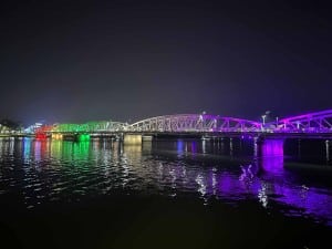 Vietnam Hue Sehenswürdigkeiten: Neonbrücke beleuchtet