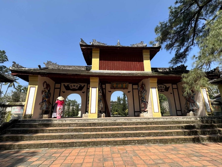 Sehenswürdigkeiten & interessante Orte Hue: Tor zum Garten in der Thien-Mu-Pagode
