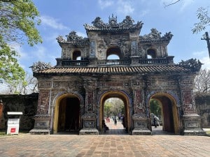 Interessante Orte Hue: Zitadelle Chuong Duc Tor auf der Westseite Frauen