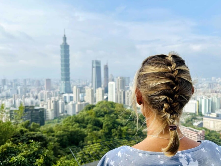 Einer unserer Tipps: Der Aufstieg zum Elephant Mountain lohnt sich, Karin von hinten mit Blick auf das Panorama von Taipeh