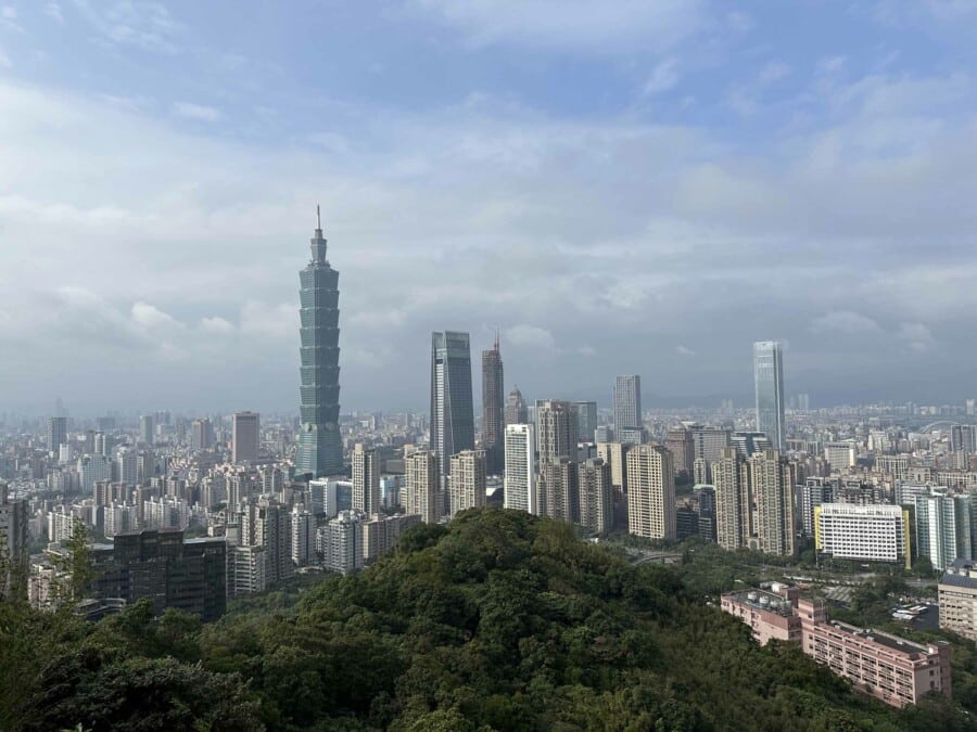 Sehenswürdigkeiten, Highlights & Tipps: Panorama vom Elephant Mountain auf die Skyline von Taipeh mit dem 101 Tower
